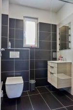 koupelna se sprchový koutem, umyvadlem a WC