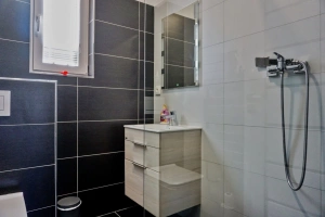 koupelna se sprchový koutem, umyvadlem a WC