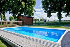 zapuštěný vyhřívaný bazén (6 x 3 x 1,5 m)