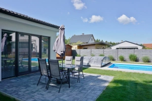 terasa se zahradním nábytkem