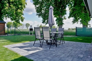 terasa se zahradním nábytkem a zahradní krb