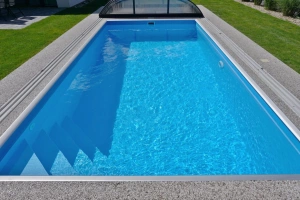 zapuštěný vyhřívaný bazén (6 x 3 x 1,5 m)