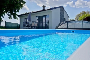 zapuštěný vyhřívaný bazén (6 x 3 x 1,5 m)