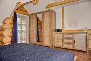 ložnice s dvojlůžkem v podkroví