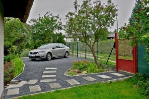 parkovací plocha pro 2 auta