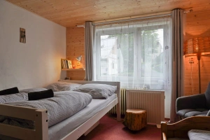 ložnice s dvojlůžkem a lůžkem