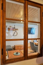 okno mezi chodbou a obývací místností