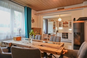 obývací místnost - stylový dřevěný stůl s židlemi a otočná krbová kamna