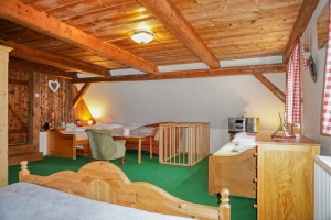 ložnice s dvojlůžkem a 2 lůžky 