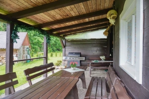 zastřešená terasa se zahradním nábytkem, přenosný plynový gril