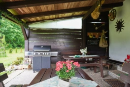 zastřešená terasa se zahradním nábytkem, přenosný plynový gril