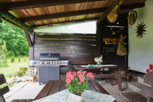 zastřešená terasa se zahradním nábytkem, přenosný plynový gril
