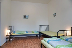 apartmán A - ložnice s dvojlůžkem a 2 lůžky