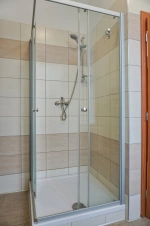 apartmán A - koupelna se sprchovým koutem a umyvadlem