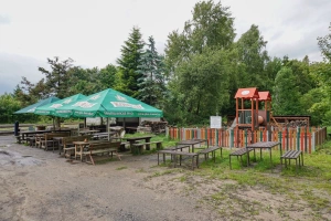 zahrádka restaurace s dětským hřištěm