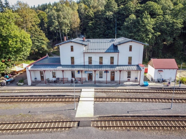 zrekonstruovaná nádražní budova s apartmány Jedlová