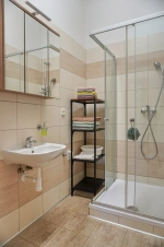 apartmán B - koupelna se sprchovým koutem a umyvadlem