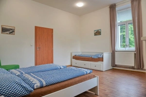 apartmán B - ložnice s dvojlůžkem, plnohodnotnou rozkládací postelí pro 2 osoby a rozkládacím křeslem (přistýlka)
