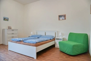 apartmán B - ložnice s dvojlůžkem, plnohodnotnou rozkládací postelí pro 2 osoby a rozkládacím křeslem (přistýlka)