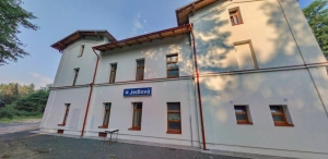 zrekonstruovaná nádražní budova s apartmány Jedlová