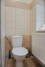 apartmán C - koupelna se sprchovým koutem, umyvadlem a WC