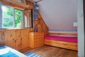 ložnice s dvojlůžkem a lůžkem