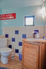malá koupelna se sprchovým koutem, umyvadlem a WC