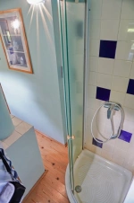 malá koupelna se sprchovým koutem, umyvadlem a WC