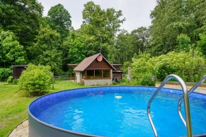 polozapuštěný bazén (Ø 5 m, hloubka 1,4 m)