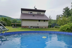polozapuštěný bazén (Ø 5 m, hloubka 1,4 m)