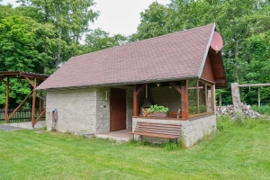 pergola s posezením a zahradním krbem