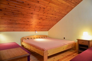 ložnice se 2 dvojlůžky a lůžkem