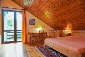 průchozí ložnice s dvojlůžkem a balkonem