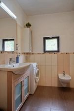 koupelna se sprchovým koutem, umyvadlem, bidetem, pračkou a odděleným WC