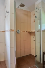 koupelna se sprchovým koutem, umyvadlem, bidetem, pračkou a odděleným WC