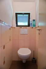 koupelna se sprchovým koutem, umyvadlem, bidetem, pračkou a odděleným WC