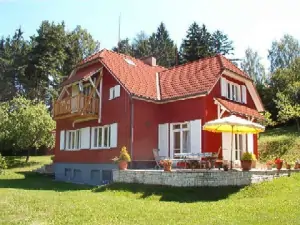 Přední pohled na rekreační dům s apartmán Rtyně v Podkrkonoší