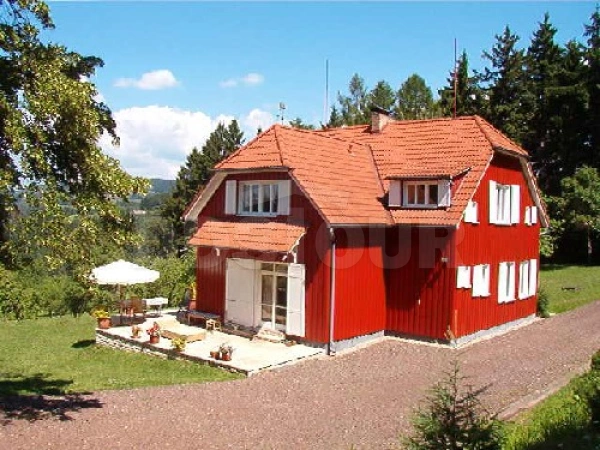 Zadní pohled na rekreační dům s apartmánem Rtyně v Podkrkonoší