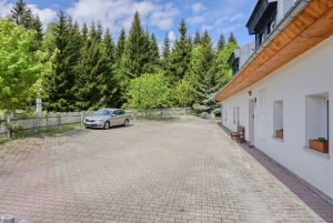 parkovací plocha u chalupy Bedřichov