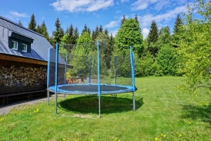 trampolína na zahradě