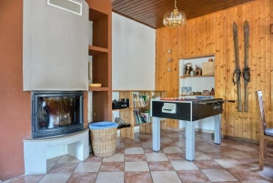 obytná místnost - krb a stolní fotbálek