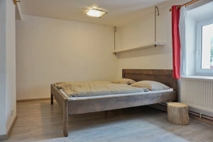 ložnice s dvojlůžkem a lůžkem