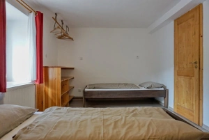 ložnice s dvojlůžkem a lůžkem