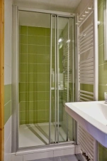 koupelna se sprchovým koutem, umyvadlem a WC u ložnice s dvojlůžkem a lůžkem