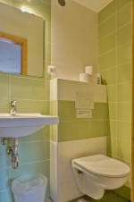 koupelna se sprchovým koutem, umyvadlem a WC u ložnice s dvojlůžkem a lůžkem