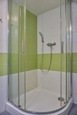 koupelna se sprchovým koutem a umyvadlem v podkroví