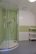 koupelna se sprchovým koutem a umyvadlem u ložnice s dvojlůžkem (ložnice č. 2 v podkroví)