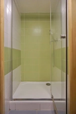 koupelna se sprchovým koutem a WC (koupelna mezi ložnicemi č. 6 a č. 7 v podkroví)