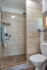 koupelna se sprchovým koutem, umyvadlem a WC