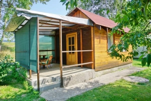 do chaty se vstupuje přes zastřešenou terasu